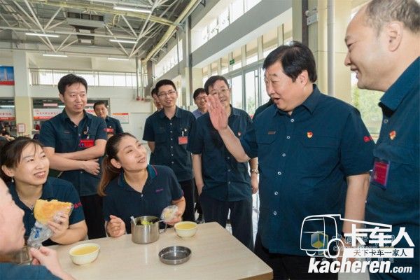 與員工詳細交談