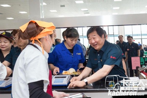 譚旭光與與員工一道排隊取餐、就餐