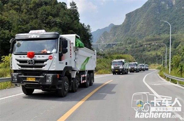 上汽紅巖杰獅智能渣土車駛往市城區各建筑工地