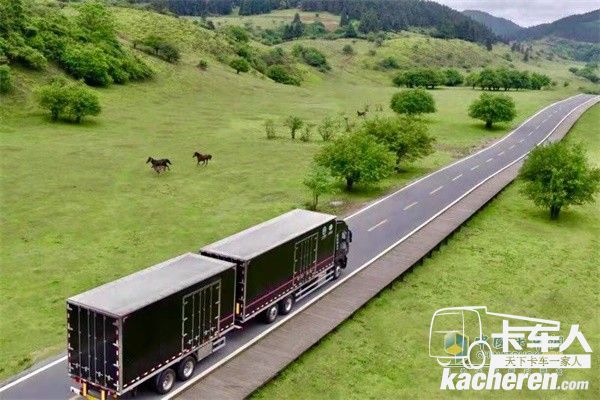 紅巖中置軸貨運列車雙貨箱可實現快速裝卸貨物