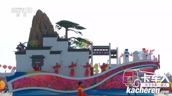 安徽彩車緩緩駛過天安門