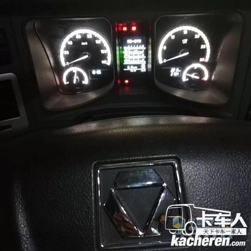 徐工底盤的江蘇省彩車正在以4.2公里/小時的速度精確行進