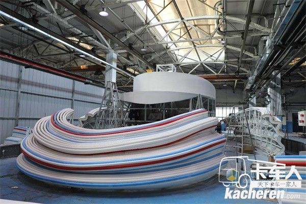 福田汽車國典用車生產車間正在改裝中的“體育強國”彩車