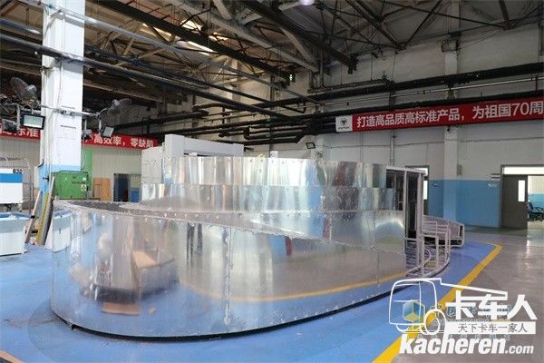 　福田汽車國典用車生產車間正在改裝中的“當家作主”彩車