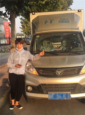 王瑞娟為祥菱商務之星比心