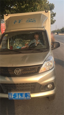 王瑞娟駕駛祥菱商務之星送貨