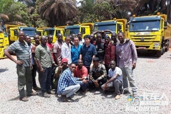 中國重汽李強與幾內亞人員合影