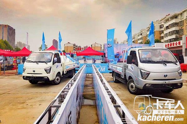 兩個場地同時進行著緊張激烈的比賽