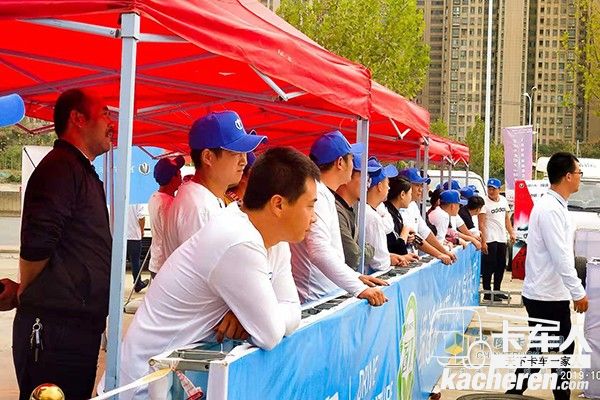 選手(部分)圍觀比賽現場