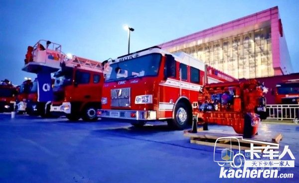 夜晚的中集聯合卡車消防車展臺格外莊嚴和美麗