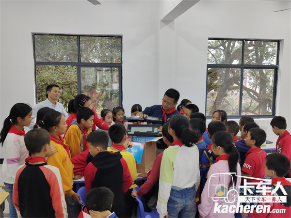 沉塘小學(xué)的學(xué)生對(duì)沃爾沃卡車十分感興趣