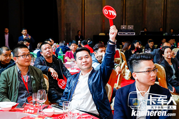 積極舉牌激烈角逐的拍賣現(xiàn)場(chǎng)