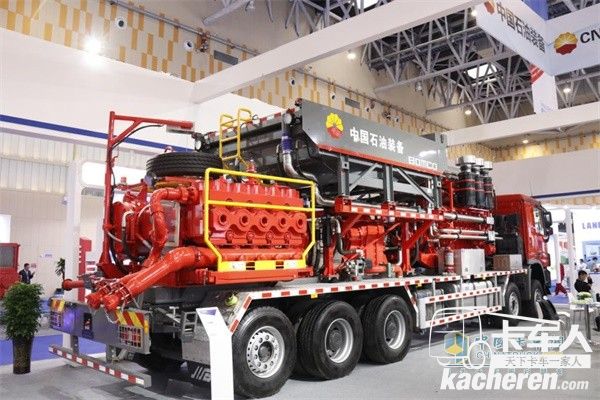 運載采用奔馳Actros5548 10x6驅動底盤