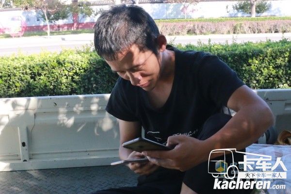 福田祥菱李紅江盯著他的兩個(gè)手機(jī)搶單