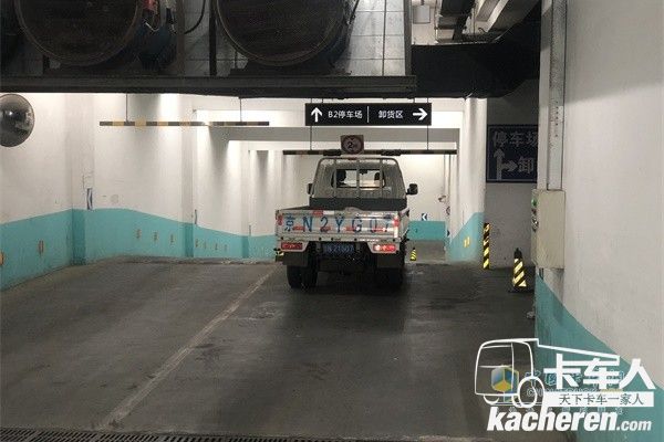 車(chē)輛可以駛?cè)氲叵峦\?chē)場(chǎng)