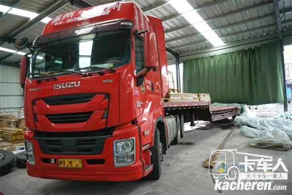 正在裝貨的慶鈴巨咖