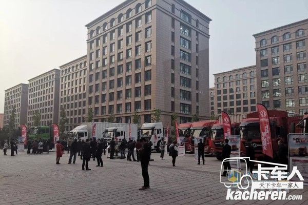 現(xiàn)場(chǎng)展車吸引眾多客戶關(guān)注