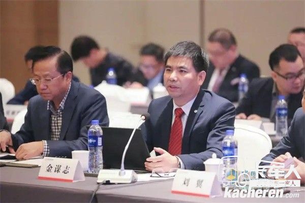 東風(fēng)商用車有限公司副總經(jīng)理金謀志說:“建筑工程項(xiàng)目與商用車有著天然的強(qiáng)關(guān)聯(lián)性,本著優(yōu)勢(shì)互補(bǔ)走出去的想法,東風(fēng)商用車希望與各企業(yè)建立強(qiáng)強(qiáng)合作的平臺(tái),形成雙輪驅(qū)動(dòng),共同推動(dòng)湖北省內(nèi)建筑行業(yè)和汽車行業(yè)共建“一帶一路”倡議,為湖北省外經(jīng)外貿(mào)融合發(fā)展工作走深走實(shí),貢獻(xiàn)一份力量。”