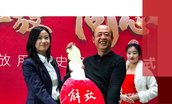 車主史鋒正式將鑰匙交付到解放銷售公司客戶關系部部長王睿手中