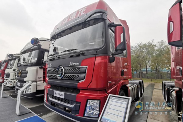 德龍X3000北方版牽引車，標配有獨立暖風、主副油箱等滿足寒冷地帶用車的實用配置