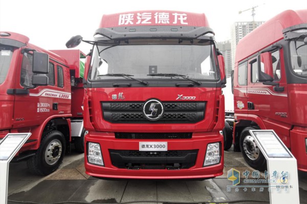 德龍X3000綠通版8X4載貨車，搭載濰柴WP10H發動機，400馬力輸出，1900N·m最大扭矩，同樣是空氣懸架配置;