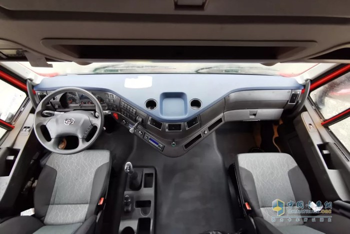 上汽紅巖 紅巖杰獅C6 牽引車(chē) 燃?xì)廛?chē)