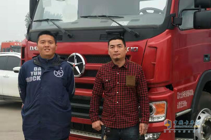 交車現(xiàn)場(chǎng)，用戶為大運(yùn)重卡點(diǎn)贊