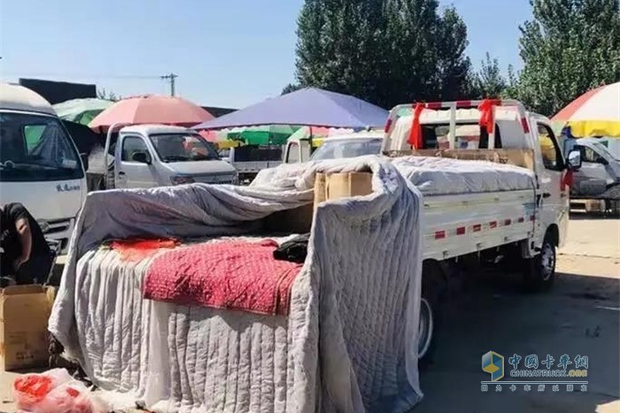 福田祥菱強(qiáng)大的穩(wěn)定性、欄板的抗壓性,保證了運(yùn)輸貨物的完好無損