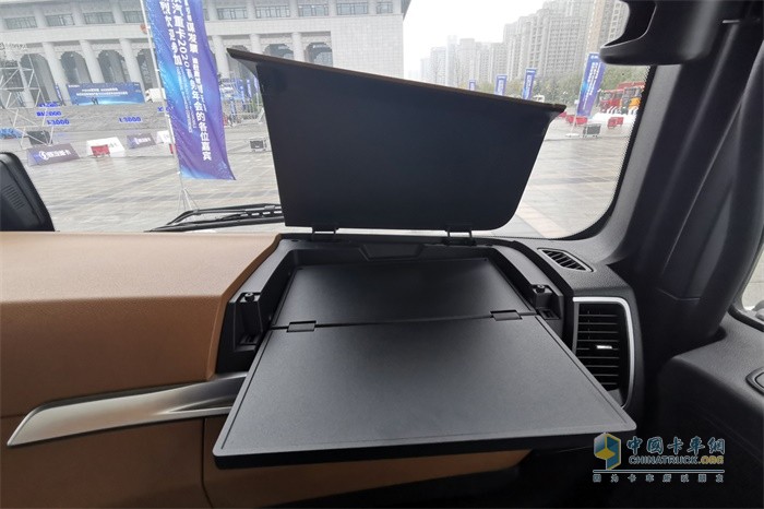陜汽德龍X6000副駕駛前方設有一個隱藏的折疊小桌板