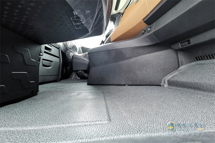 陜汽德龍X6000換擋桿從地板移動到了中控臺上,實現了真正的平地板