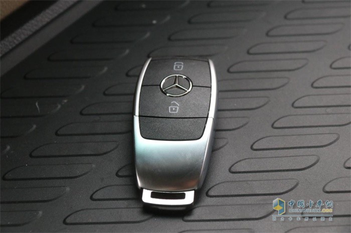 細(xì)節(jié)做工精致，與奔馳乘用車同款鑰匙