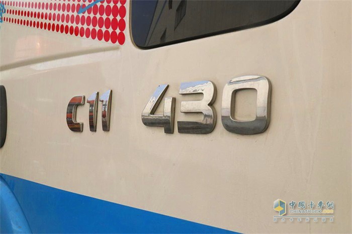 主車采用杰獅C500 6x2R驅動底盤，搭載科索11L發動機