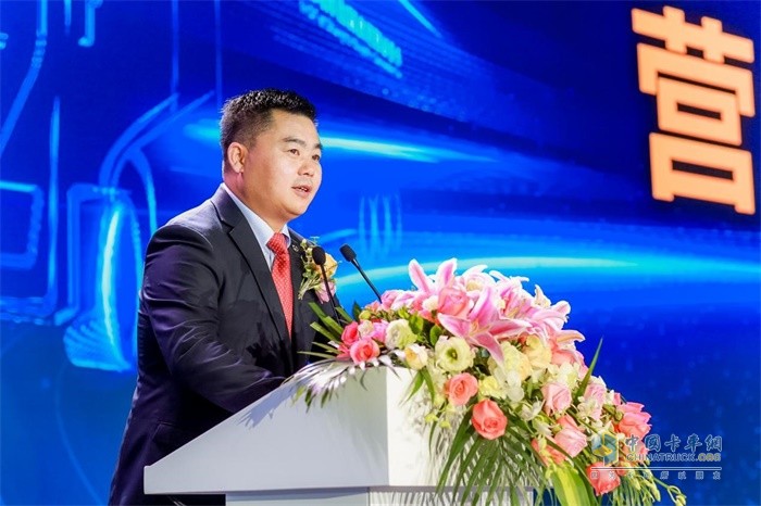 上汽依維柯紅巖副總經理、營銷公司總經理楊培強作營銷工作報告