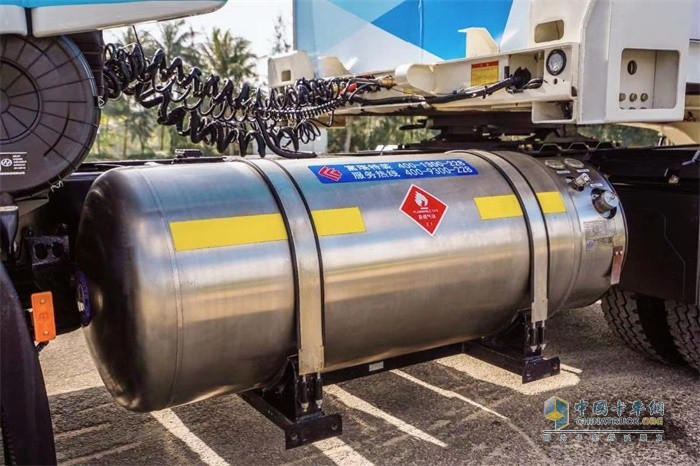 智能重卡采用的是全球首創的“LNG+12AMT組合”清潔能源動力系統