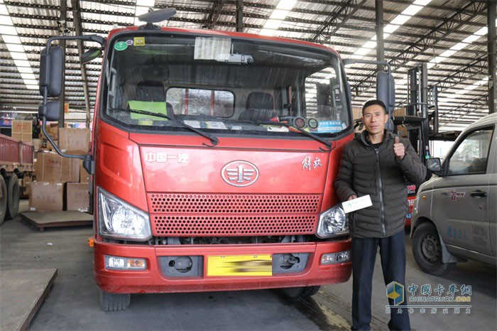 王士營(yíng)師傅為解放J6F卡車(chē)點(diǎn)贊
