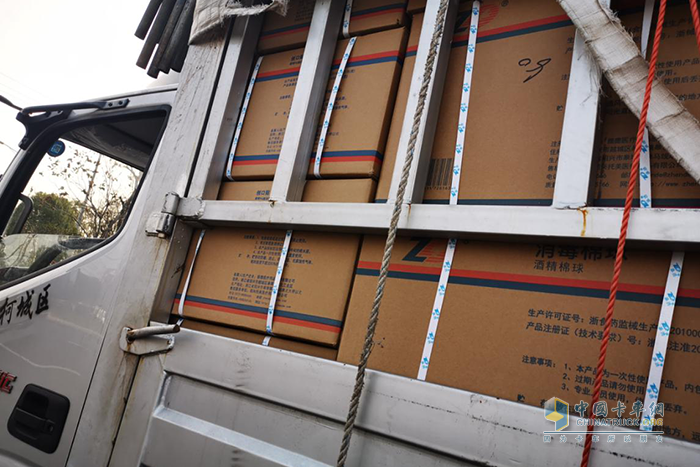 載滿醫療物資的福田奧鈴