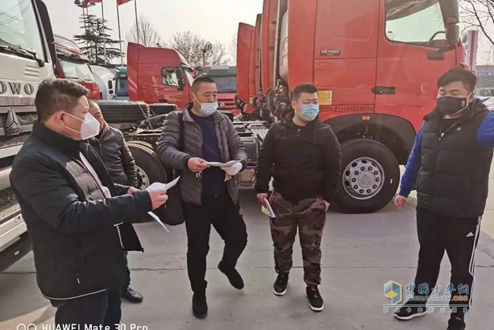 山東銳銘4S店工作人員與送車師傅交接車輛手續