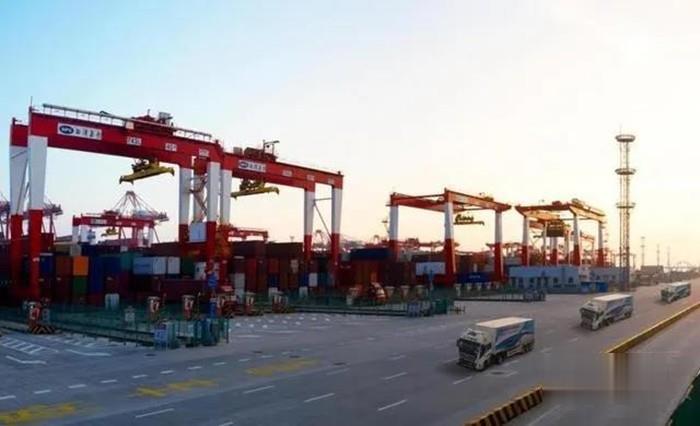 上汽紅巖合作開發的純電動、氫燃料電池智能駕駛重卡