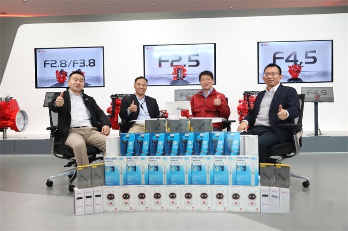 從左起：福田康明斯服務總監伊里亞斯 東亞分銷事業部北區及中西區總經理方甬 東亞分銷事業部服務系統及能力總監申獻波福田康明斯輕型業務總監鄭祥云