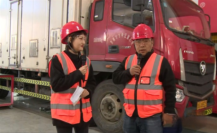 福康國六用戶李振亮現場接受采訪