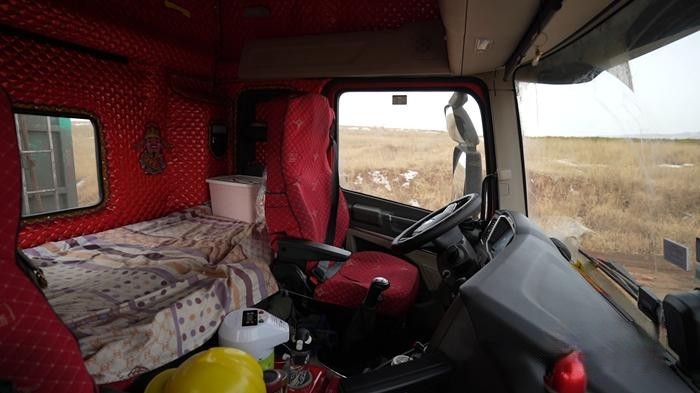 重汽豪沃MAX的駕駛室采用了四點懸浮設計