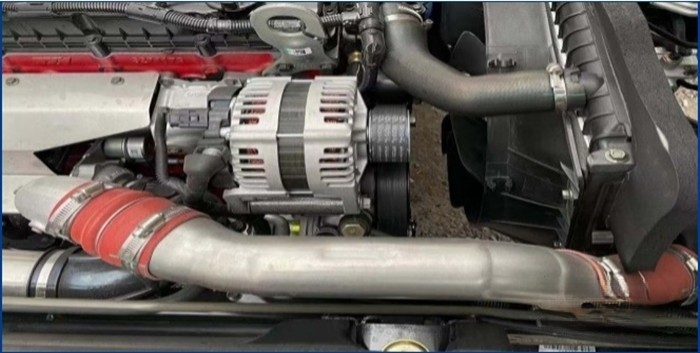 解放輕卡J6F冷藏車還采用了原廠雙壓縮機(jī)支架的設(shè)計(jì)