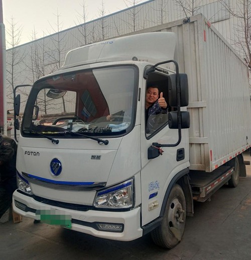 成都王師傅開著智藍(lán)輕卡奔向幸福