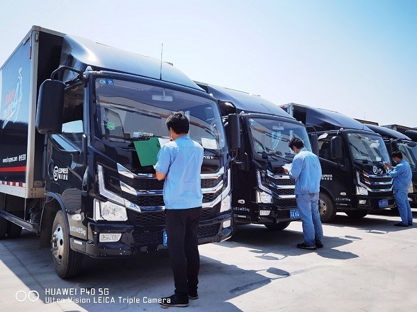 抖音點贊身邊的抗疫英雄，上汽輕卡致敬最美物流人