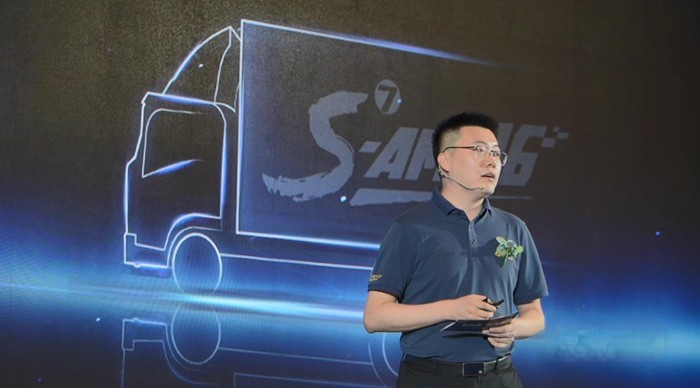 中國(guó)重汽集團(tuán)濟(jì)南輕卡銷(xiāo)售部副總經(jīng)理曹善奎