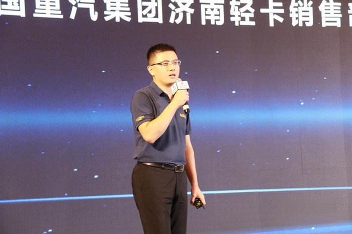中國(guó)重汽集團(tuán)濟(jì)南輕卡銷(xiāo)售部產(chǎn)品部副總經(jīng)理李明璞