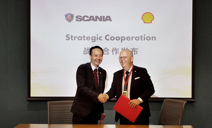 ?左：殼牌中國集團(tuán)主席 黃志昌 右：斯堪尼亞中國集團(tuán)總裁 何墨池