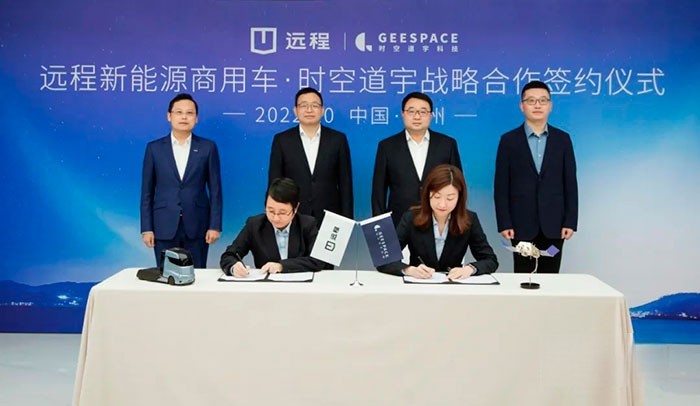 吉利新能源商用車集團(tuán)研究院副院長徐梅、時空道宇業(yè)務(wù)板塊副總經(jīng)理蔡伊秋代表雙方簽署戰(zhàn)略合作協(xié)議