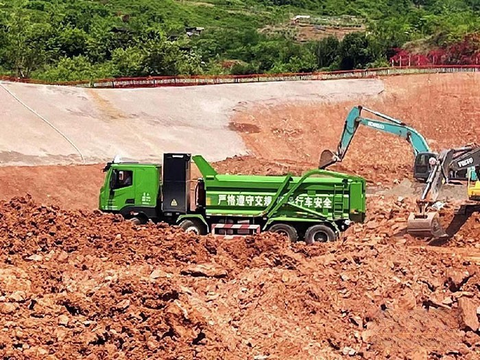 紅巖自卸車(chē)