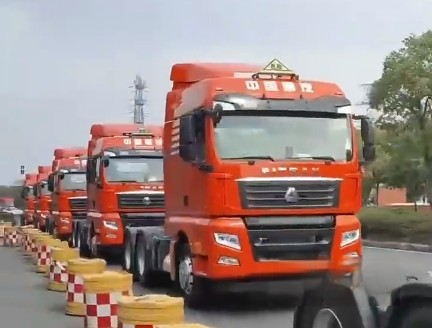汕德卡危化品運輸車批量交付江蘇常州大客戶